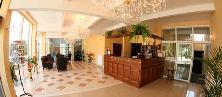 Hotel Daisy Lobby