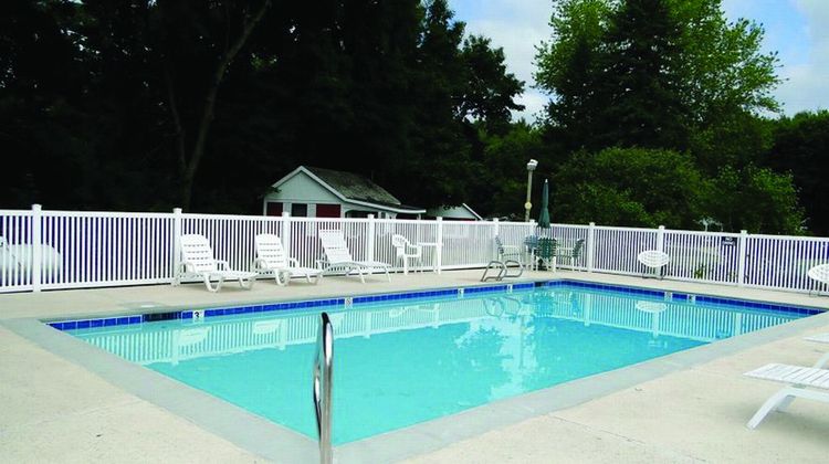 Pride Motel & Cottages Pool