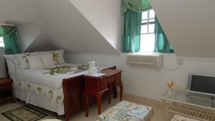 Deyna's City Inn