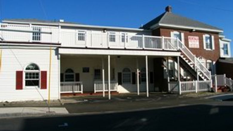 <b>Royal Crest Motor Inn Exterior</b>