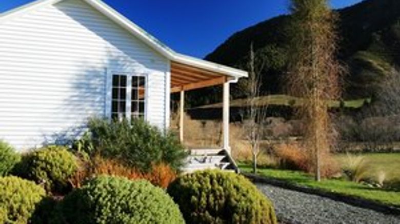 <b>Eleven Owen River Lodge Exterior</b>