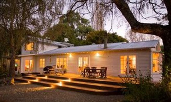 Eleven Owen River Lodge Exterior