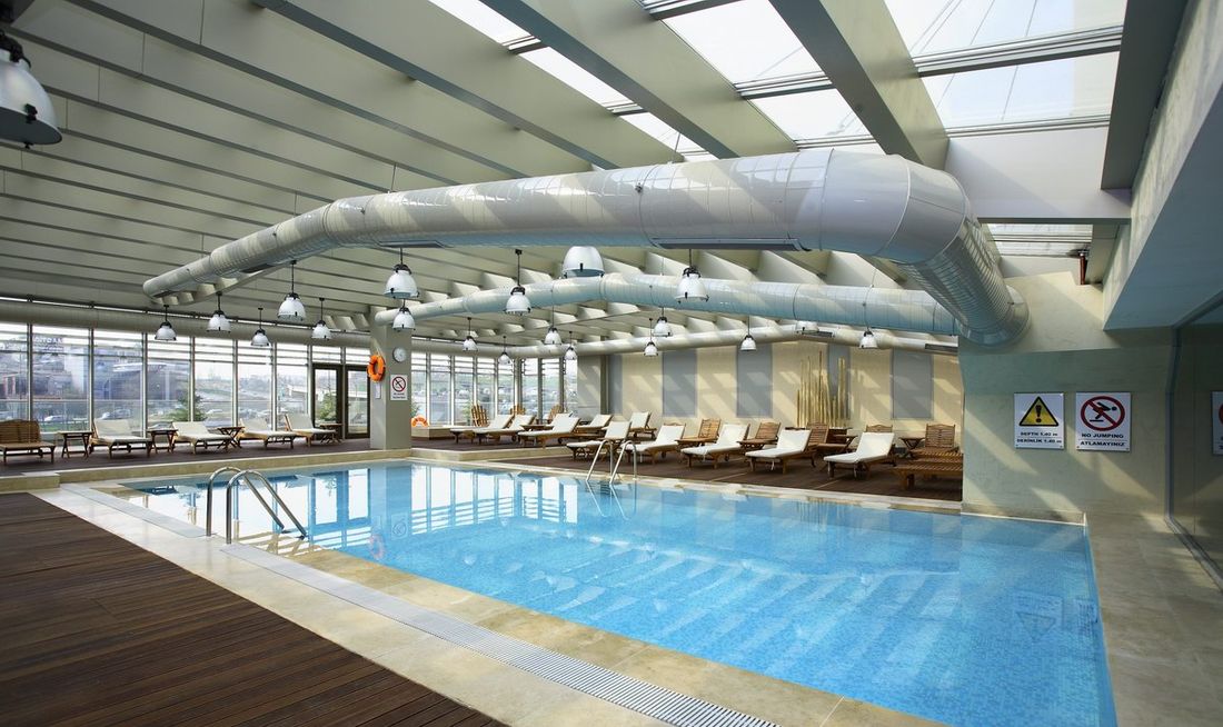 Holiday Inn Istanbul Airport Pool