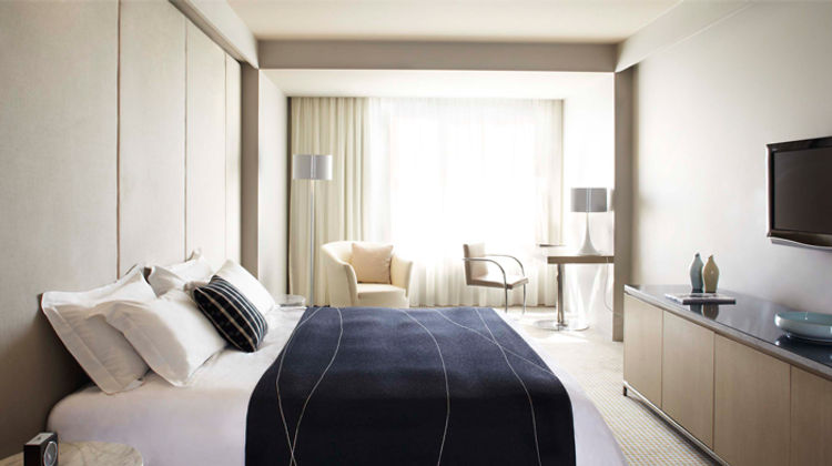 Hotel Realm Room