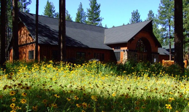FivePine Lodge & Conference Center Exterior