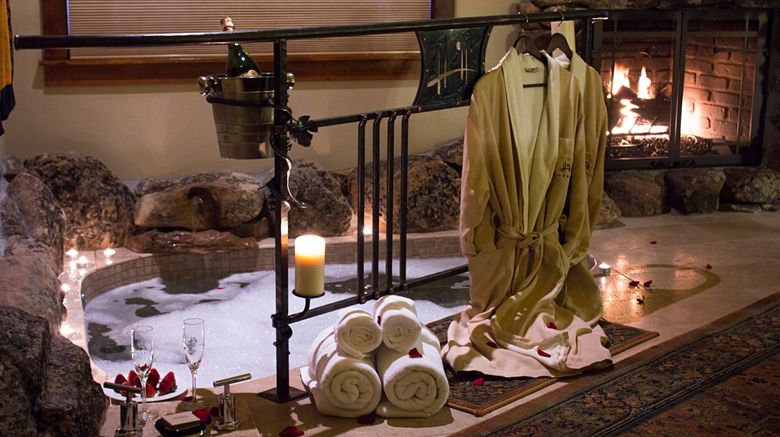<b>FivePine Lodge & Conference Center Suite</b> <b>FivePine Lodge & Conference Center Suite</b>