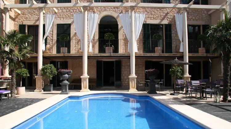 L'Avenida Hotel Pool