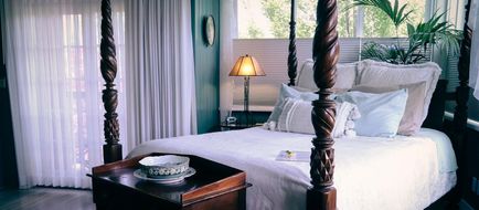 Peerless Hotel Room