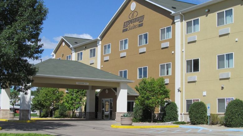 Expressway Suites Bismarck Exterior