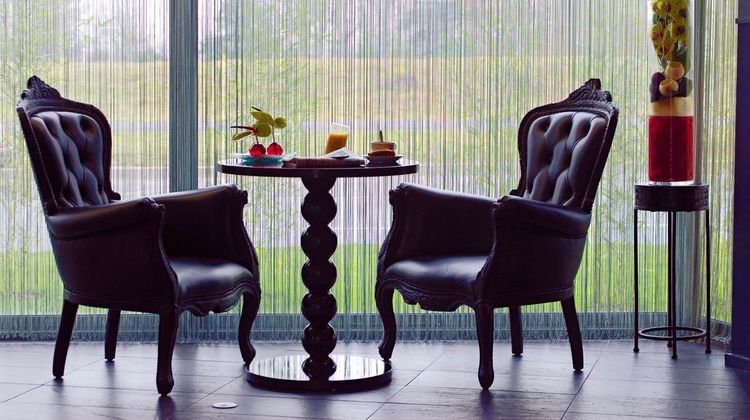 Standing Hotel Suites by Actisource Bar/Lounge