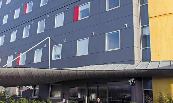 Standing Hotel Suites by Actisource Exterior