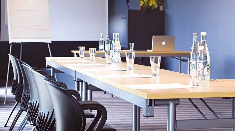 Standing Hotel Suites by Actisource Meeting