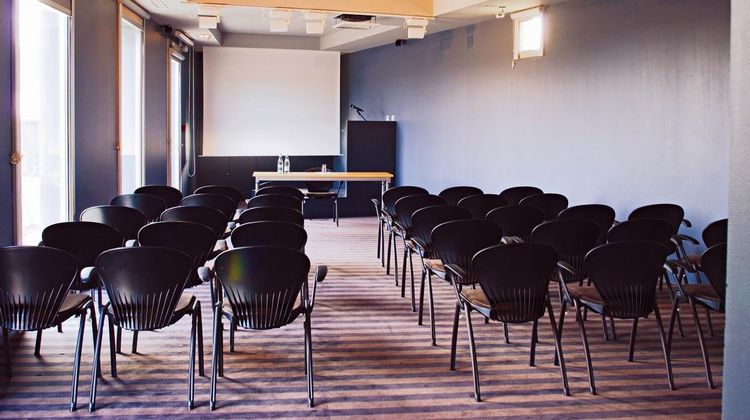 Standing Hotel Suites by Actisource Meeting