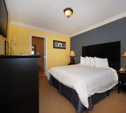 Solaire Inn and Suites Room