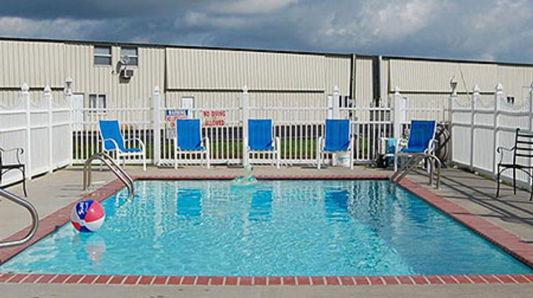 Motel 6 Abbeville Pool