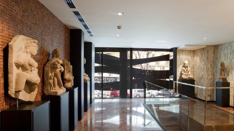 <b>Suites Avenue Lobby</b>