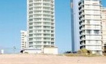 Pacific Views Resort on Main Beach