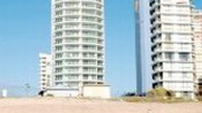 Pacific Views Resort on Main Beach