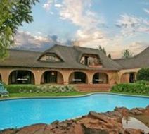 Tladi Lodge Guesthouse Pool