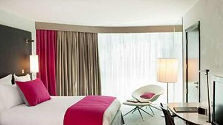 Renaissance Paris Arc de Triomphe Hotel Room