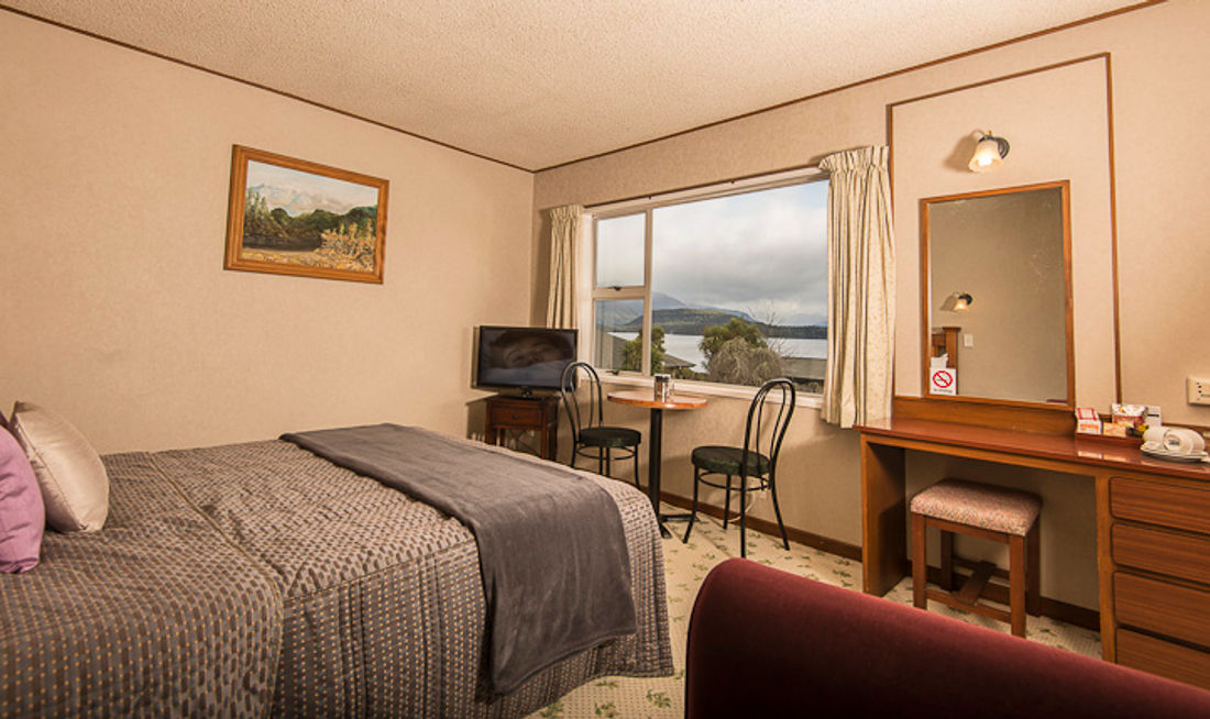 Manapouri Lakeview Motor Inn Room