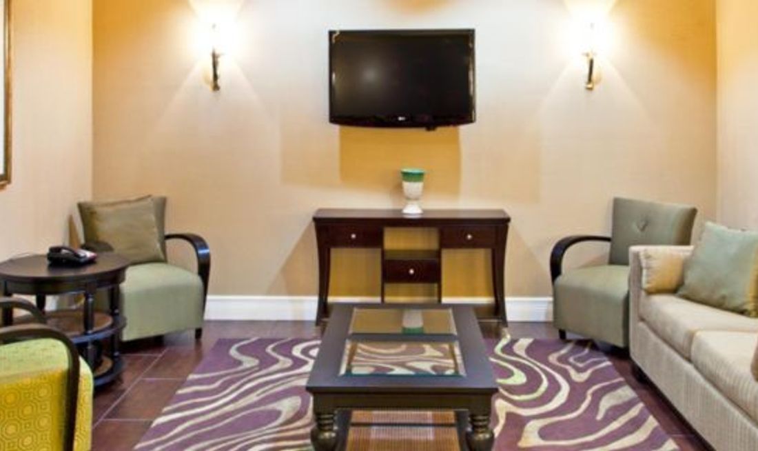 Holiday Inn Express Hotel & Suites North Lobby