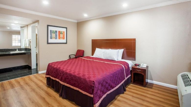 <b>Express Inn & Suites Ontario Room</b>