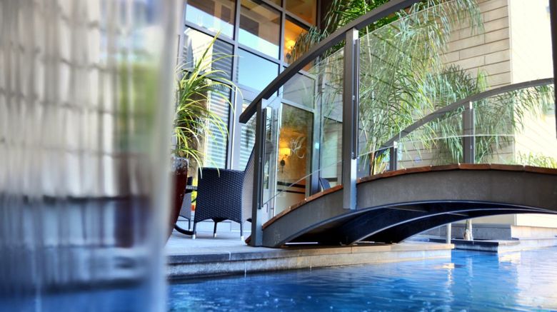 <b>Metcalfe Hotel Montreal Pool</b>