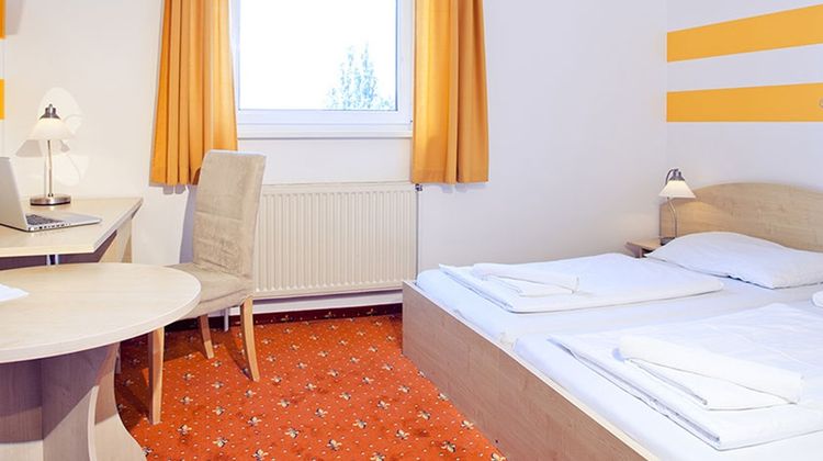 Lenas Donau Hotel Room