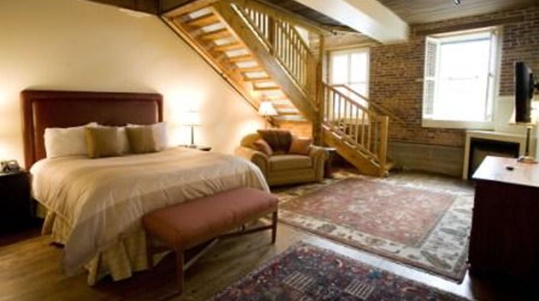 <b>Common Man Inn & Restaurant Suite</b>