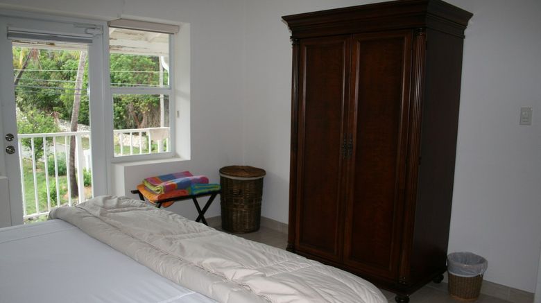 <b>Hut Pointe Inn Room</b>