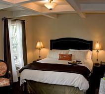 Camas Hotel Room