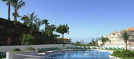Tropical Park Apartments Pool