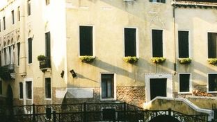 Charming House iQs