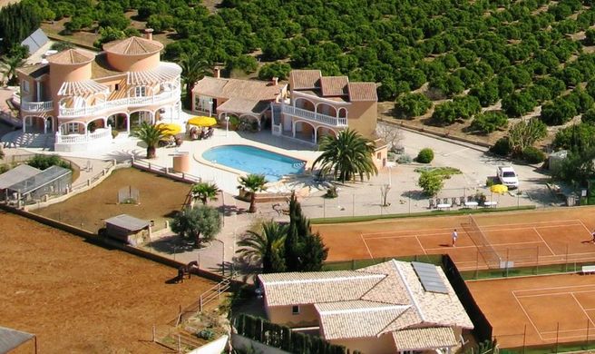 Los Caballos Hotel Exterior