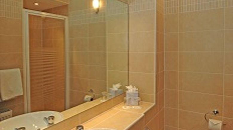 <b>Fountain Court Apartments - Grove Spa</b>