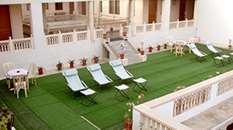 Hotel Arya Niwas Exterior