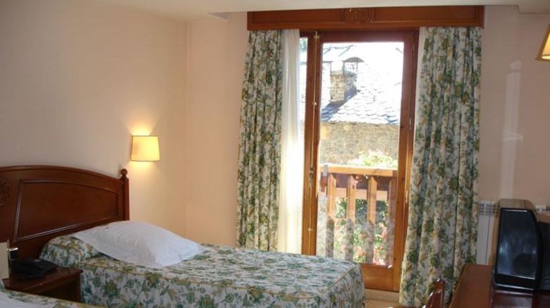 <b>Soldeu Maistre Hotel Room</b>