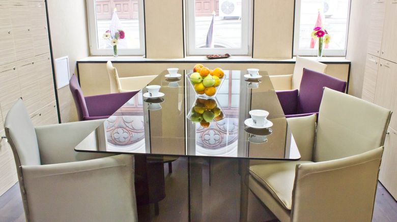<b>Z Executive Boutique Hotel Meeting</b> <b>Z Executive Boutique Hotel Meeting</b>