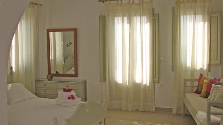 <b>Irida Studios Room</b>