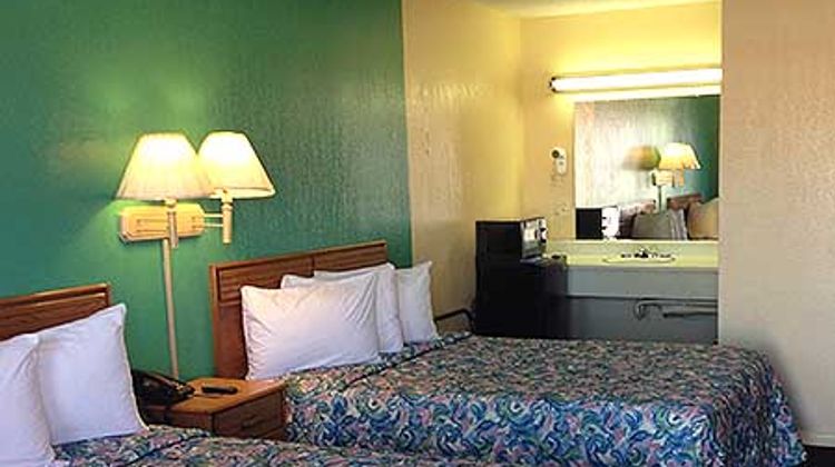Super 7 Inn Siloam Springs Room