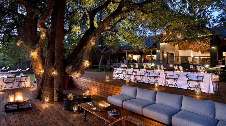 <b>Lion Sands Tinga Lodge, Sabi Sands Restaurant</b>