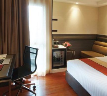 Amora NeoLuxe Hotel Room