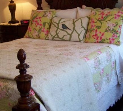 Royal Victorian Manor Room