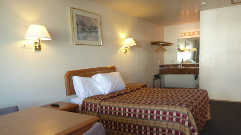 <b>Milwaukie Inn Portland South Room</b>