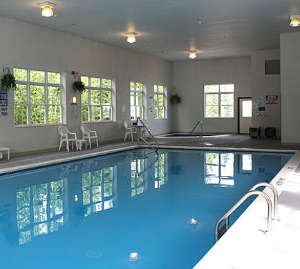 Lakefront Paradise Lodge Pool