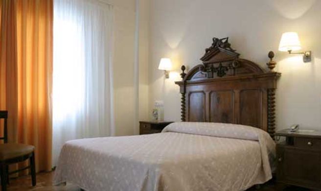Hotel Mendez Nunez Room