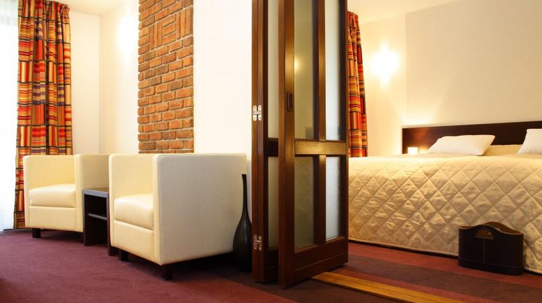 <b>Hotel Hills Room</b>