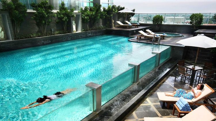 Cambridge Hotel Medan Pool