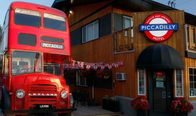Piccadilly Motel Exterior